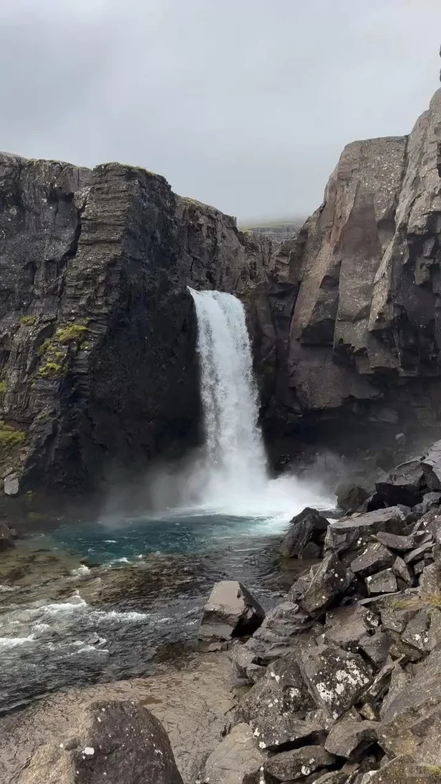 Folaldafoss Waterfall — hero