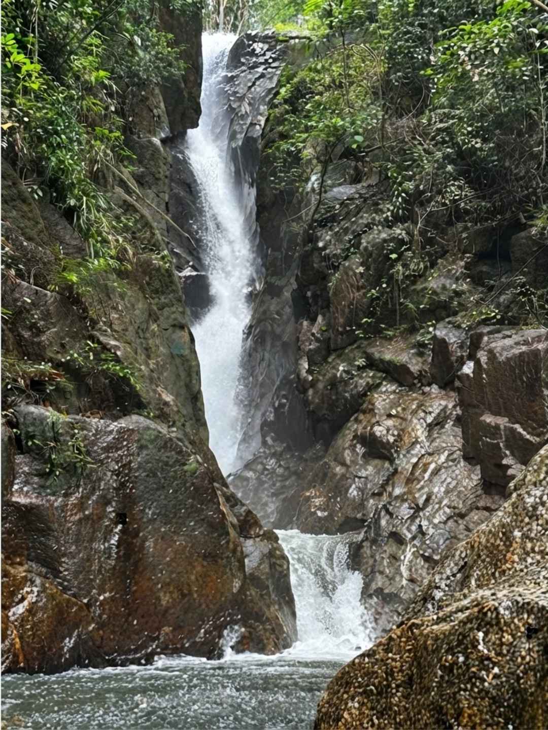 Air Terjun Batu Bertenggek (Batu Bertenggek Falls) — hero