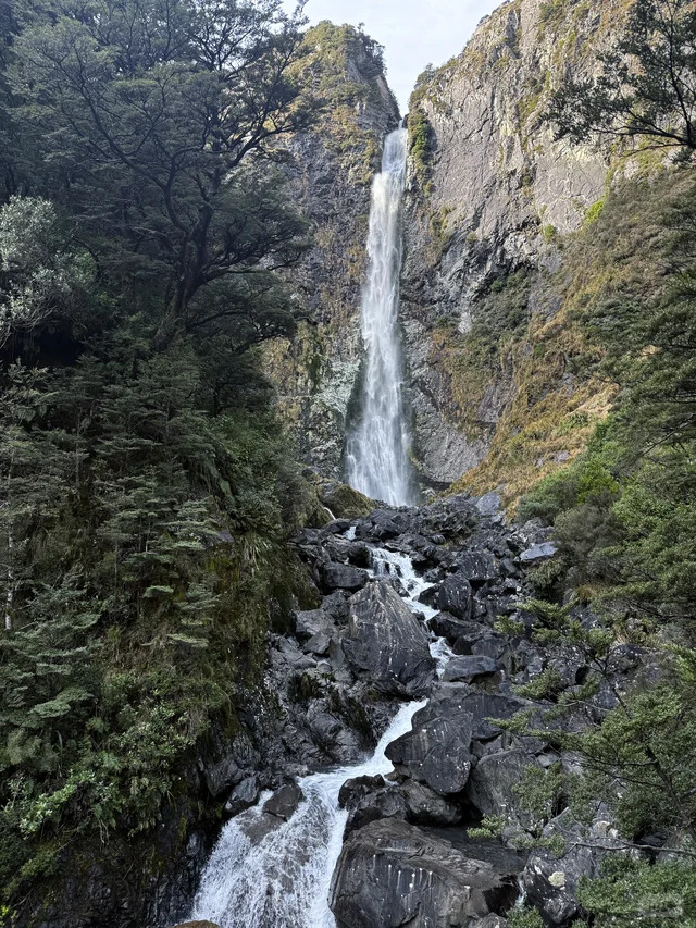 Devils Punchbowl Waterfall